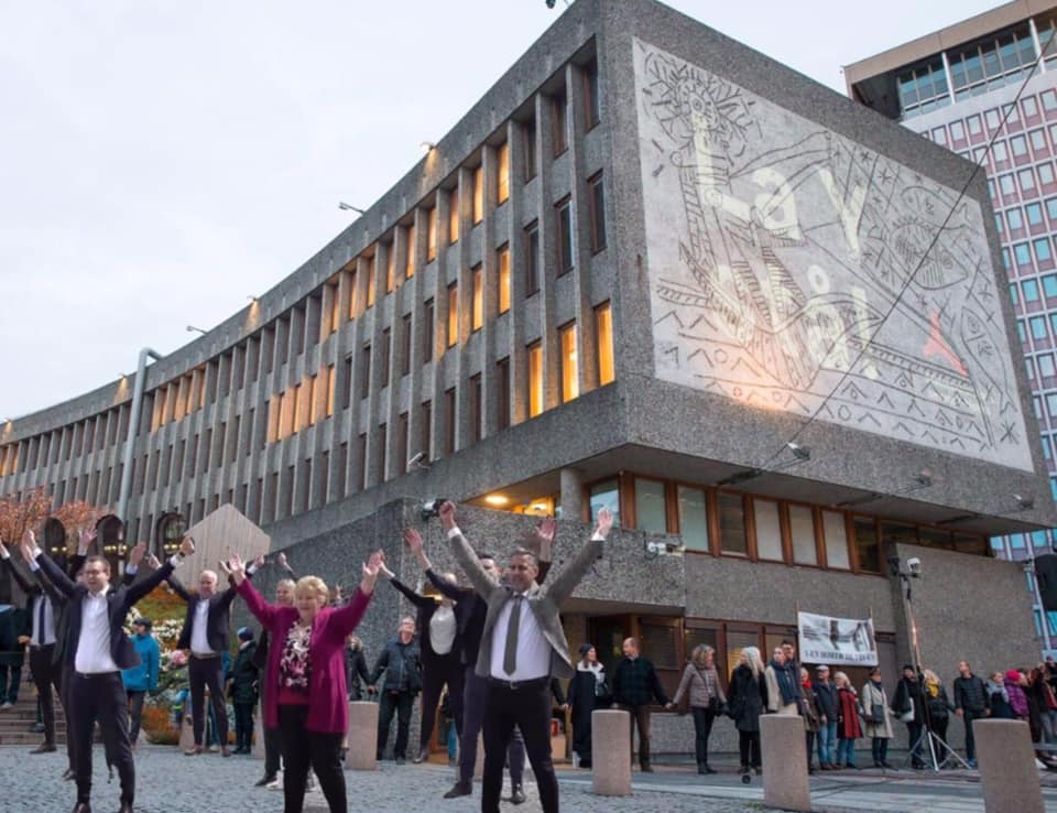 Protesters outside the Y-block building in Oslo (by Støtteaksjon for å bevare Y-blokka/Facebook)